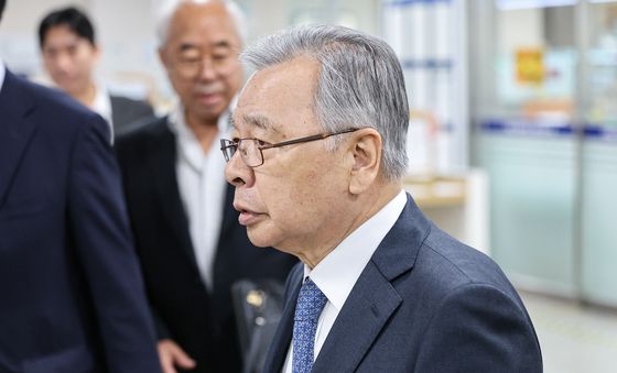 '대장동 금품수수 혐의' 박영수 전 특검, 법정으로