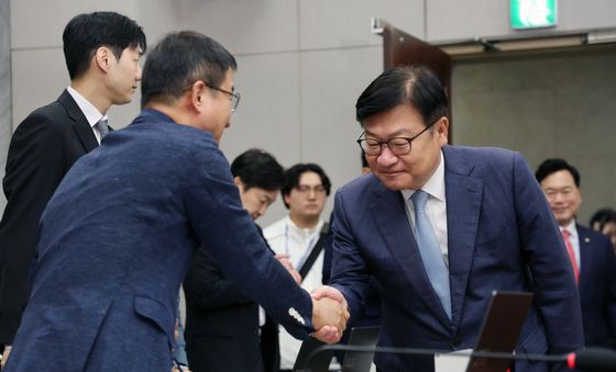 악수 나누는 與野 원내대표