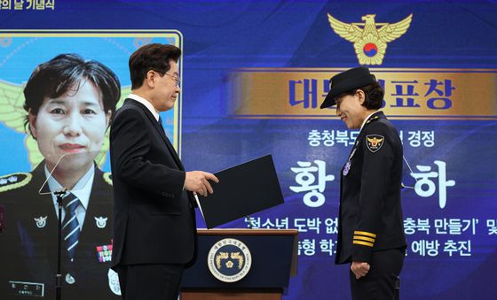 이재명 대통령, 황선하 경정에게 대통령표창 수여