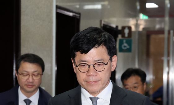 '대법원장 탄핵 촉구안' 들고 민주당 원내대표실 향하는 김준형 원내대표