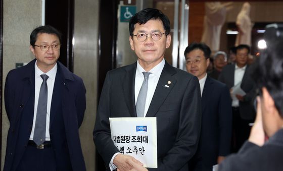 '대법원장 탄핵 촉구안' 들고 민주당 향하는 김준형 원내대표
