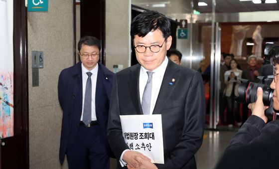 '대법원장 탄핵 촉구안' 들고 민주당 원내대표실 향하는 김준형 원내대표