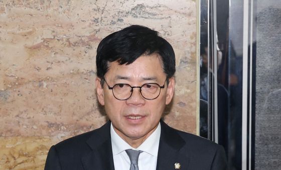 취재진 질문에 답하는 김준형 원내대표