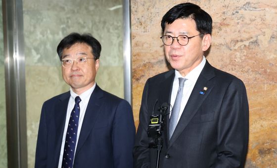 민주당에 '대법원장 탄핵 소추안' 전달한 김준형 원내대표