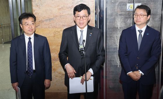 취재진 질문에 답하는 김준형 원내대표