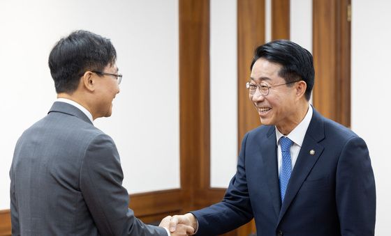 악수하는 조정식 국회의장과 임광현 대통령 비서실장
