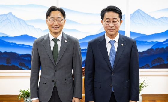 기념촬영 하는 조정식 국회의장과 임광현 신임 비서실장