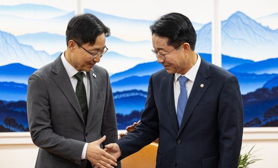 악수하는 조정식 의장과 임광현 신임 비서실장