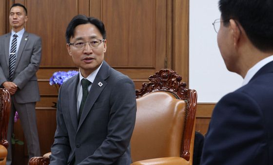 조정식 국회의장과 대화하는 임광현 비서실장