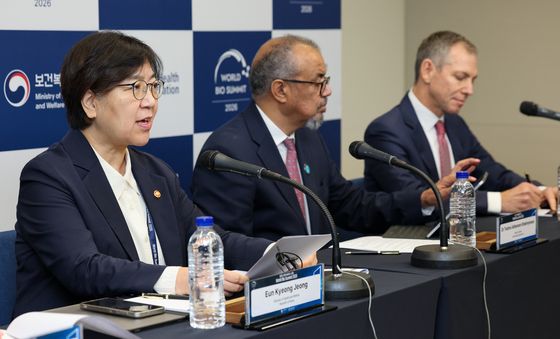세계 바이오 서밋 현장브리핑하는 정은경 장관