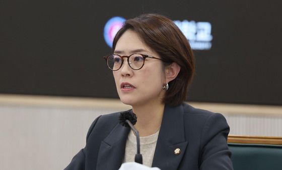 [국감] 고민정 감사반장, 비정규직 교원 질의