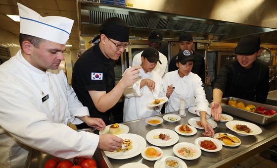 서로의 음식 맛보는 한미 장병들