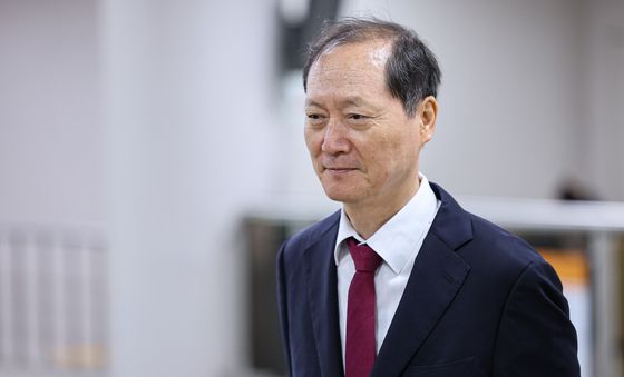 '국회 증언감정법 위반 혐의' 이완규 전 법제처장, 법정으로
