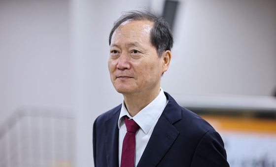 '국회 증언감정법 위반 혐의' 이완규 전 법제처장, 법정으로