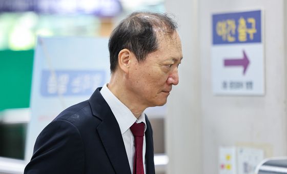 법정 향하는 이완규 전 법제처장