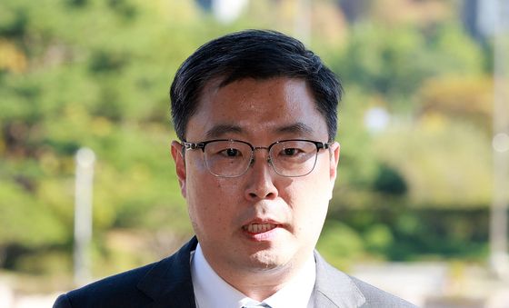 질문 답하는 서현욱 전 수원지검 부장
