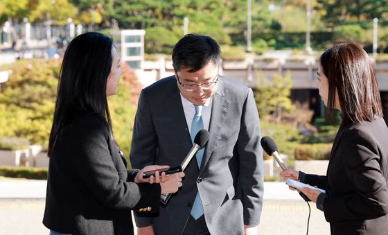 취재진에게 인사하는 서현욱 전 수원지검 부장