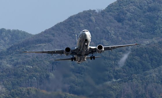 이륙하는 해군 P-8A 해상초계기