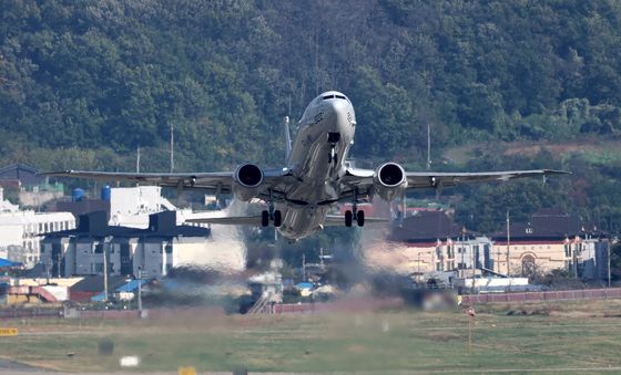 해군 P-8A 해상초계기 이륙