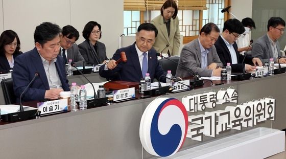 의사봉 두드리는 차정인 위원장
