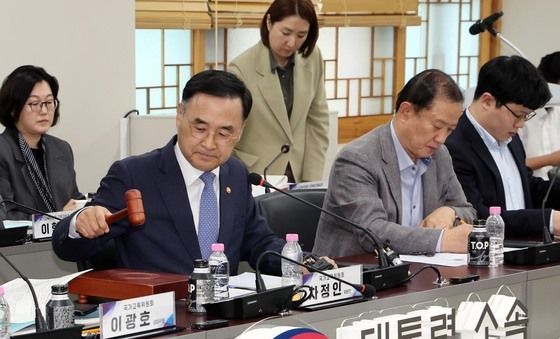 의사봉 두드리는 차정인 국가교육위원회 위원장