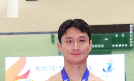 남자 일반부 개인전 경장급(75kg 이하) 우승한 김덕일