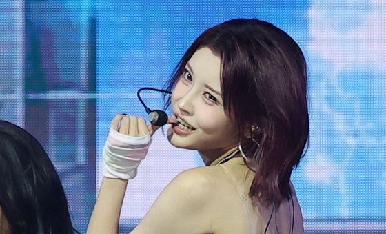 엑신 니즈, 눈빛 플러팅