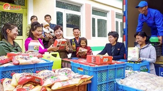 상품 수송차가 배달한 제품 보고 기뻐하는 北 주민들