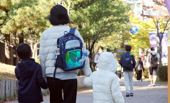 패딩 입고 등교하는 학생들