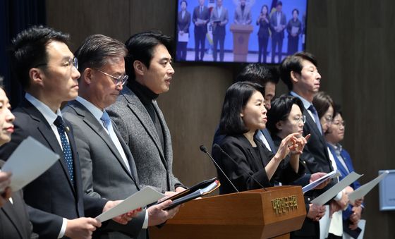 이진숙 의원 과방위 국감 제척 관련 기자회견하는 범여권 의원들