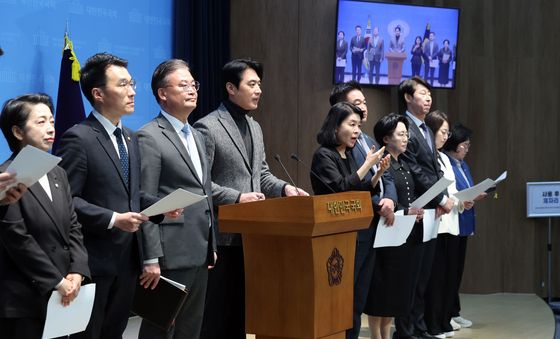 이진숙 의원 과방위 국감 제척 관련 기자회견하는 범여권 의원들