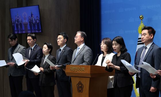 이진숙 의원 과방위 국감 제척 관련 기자회견하는 범여권 의원들