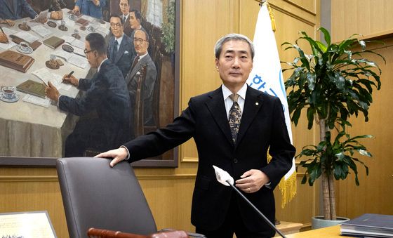 금융통화위원회 본회의 참석하는 신현송 한은 총재