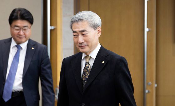 한은 금통위 참석하는 신현송 한국은행 총재