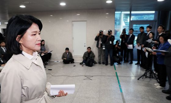 과방위 범여권 의원 옆 지나가는 이진숙 의원