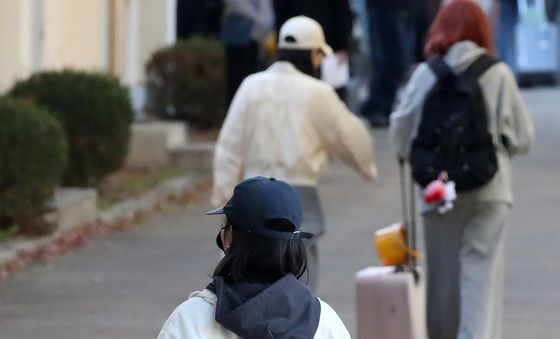 캐리어 끌고 시험장으로