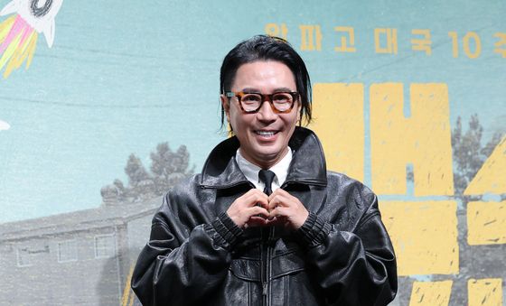 포즈 취하는 정재형