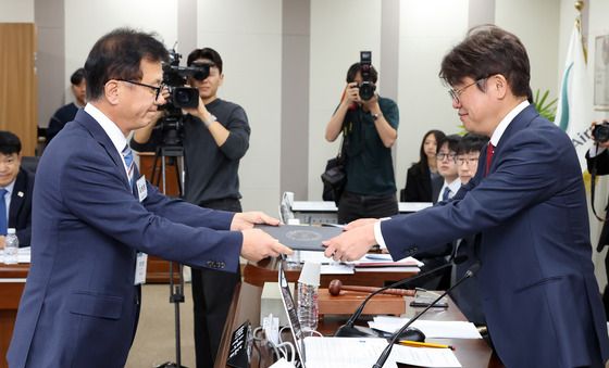 [국감] 선서문 전달하는 김원준 한국공항공사 사장