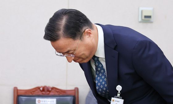 [국감] 인사하는 이정현 공소청장 직무대행
