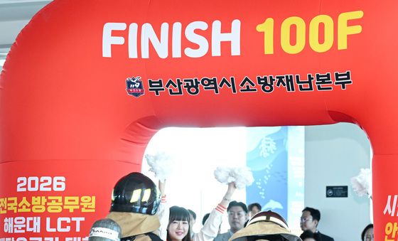 100층 결승선에 도착한 소방관들