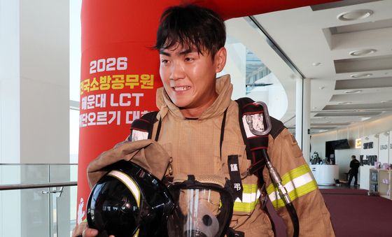 결승선 도착하는 소방관