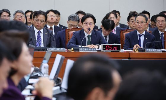 [국감] 의원 질의 답변하는 김정관 산업통상부 장관