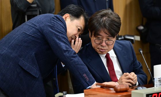 [국감] 대화하는 유의동 위원장과 복기왕 의원