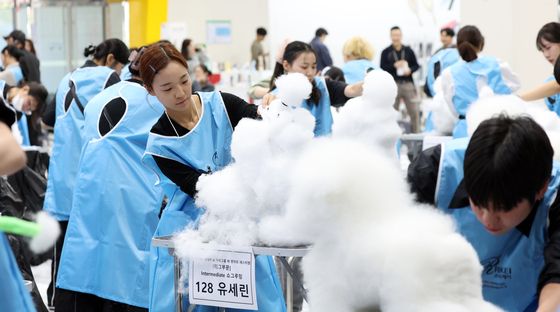 펫 미용의 예술을 펼치는 전문가들