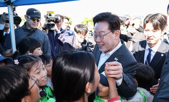 어린이들과 인사 나누는 이재명 대통령