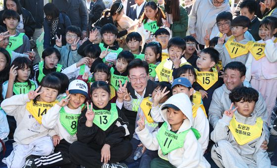 이재명 대통령 '어린이들과 함께'