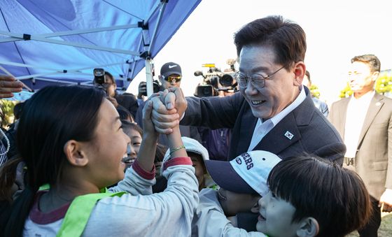 어린이들과 인사 나누는 이재명 대통령