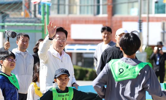 이어달리기 응원하는 이재명 대통령