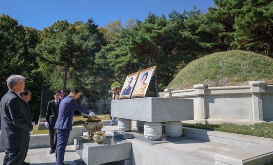 고 최규하 전 대통령 묘소 찾은 권오을 장관