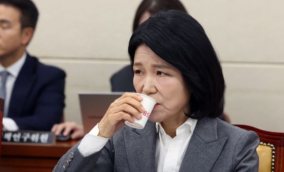[국감] 물 마시는 이진숙 의원